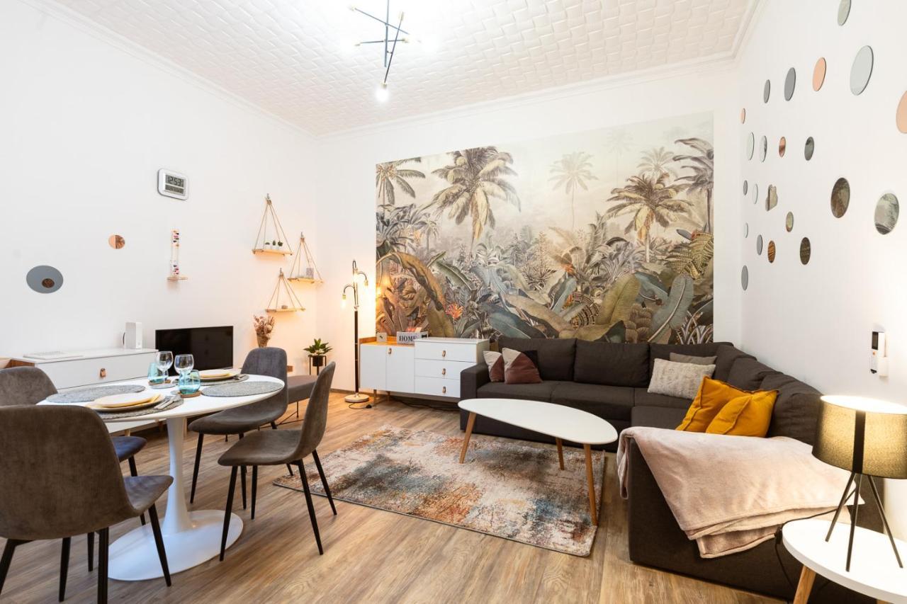 Stylish Modern Apartment Next To New York Cafe Будапеща Екстериор снимка